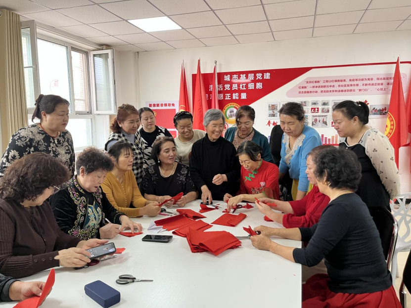 剪韻繪同心 康寧社區鄰里圍坐，巧手共剪幸福圖